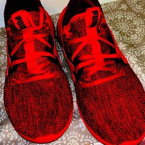 Pumas size 6really good outside shoes (AKA PLAY SHOES)